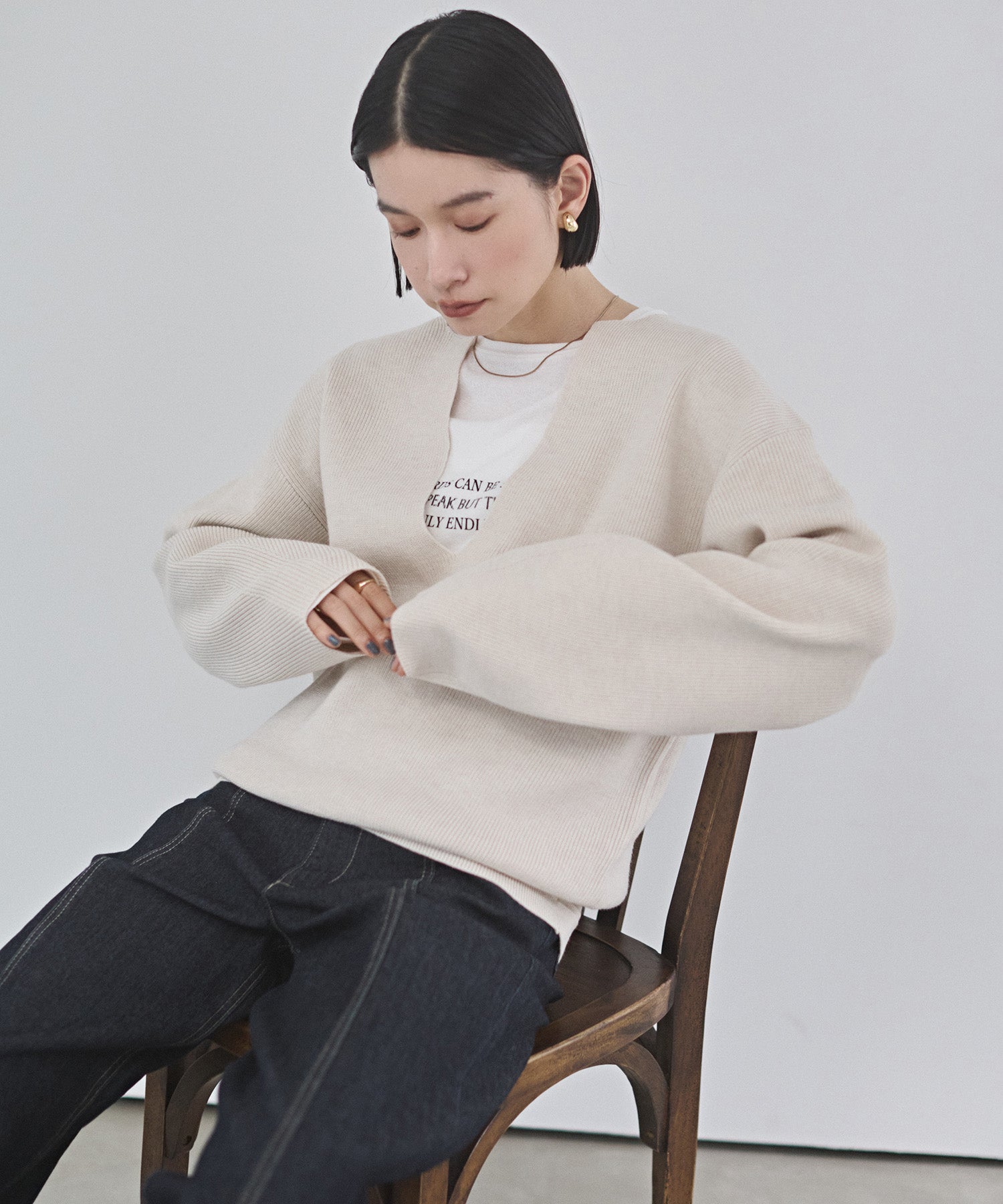 【静電気防止】やわもちヤーン 深Vデザインニット