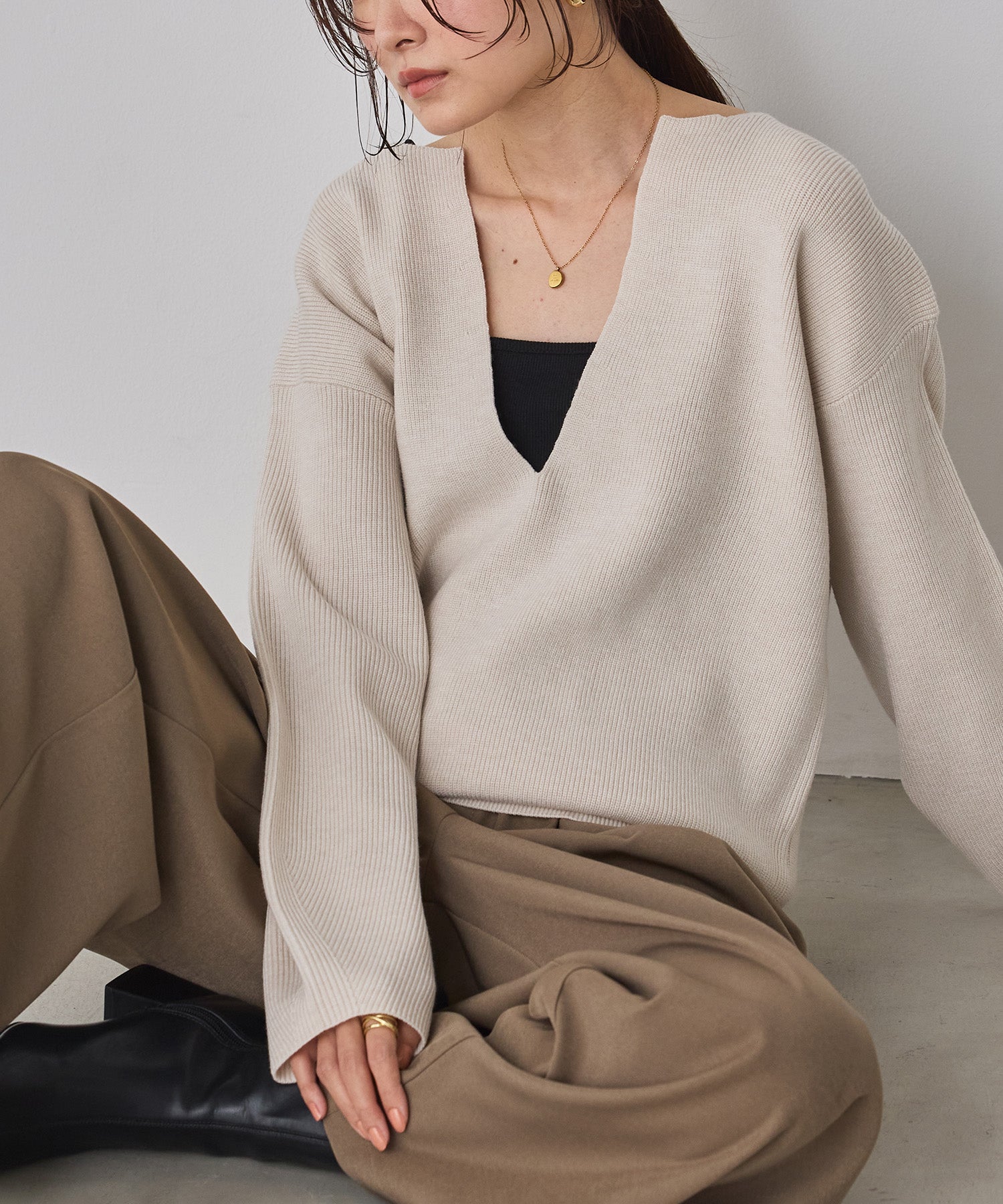 【静電気防止】やわもちヤーン 深Vデザインニット