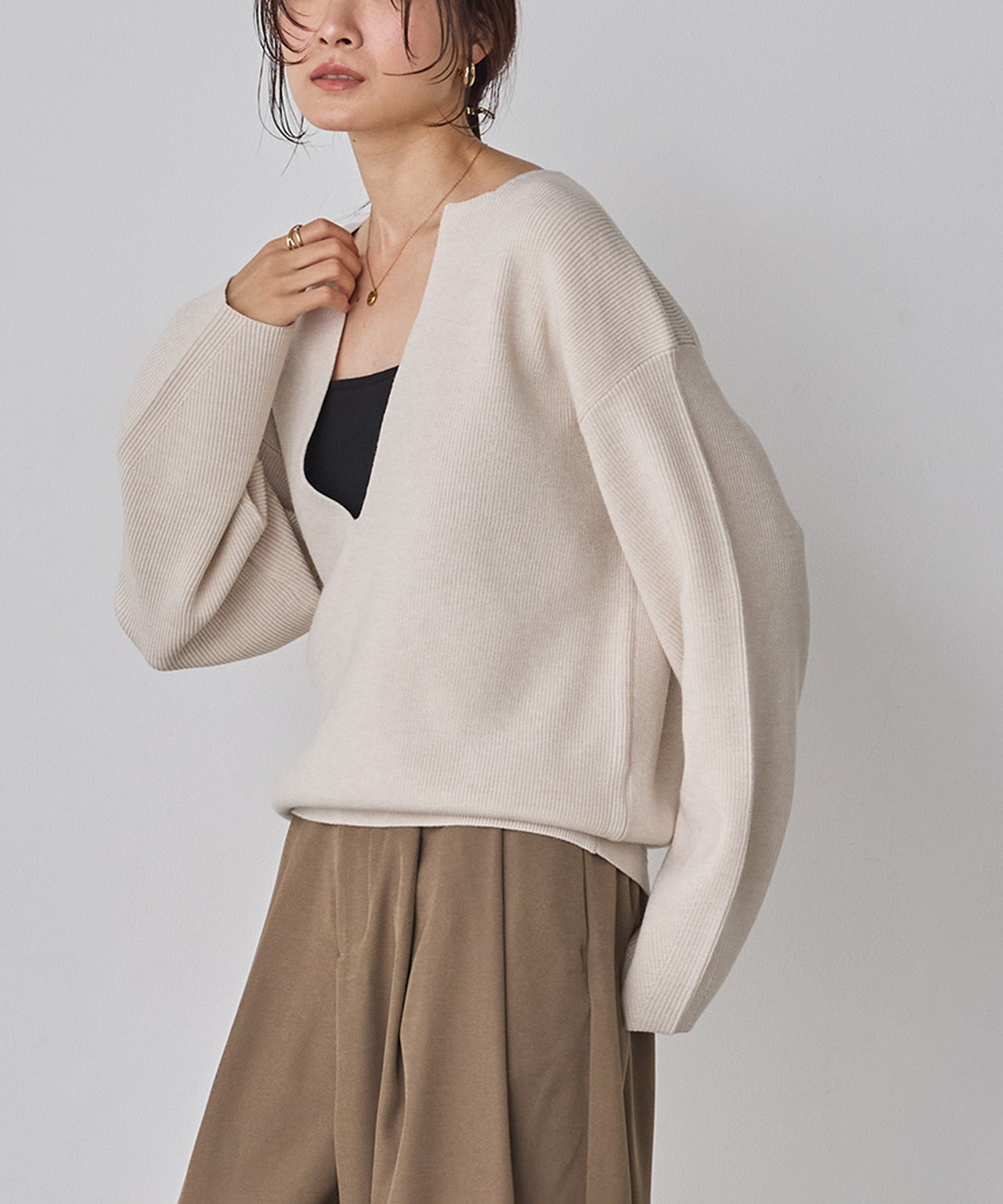 【静電気防止】やわもちヤーン 深Vデザインニット