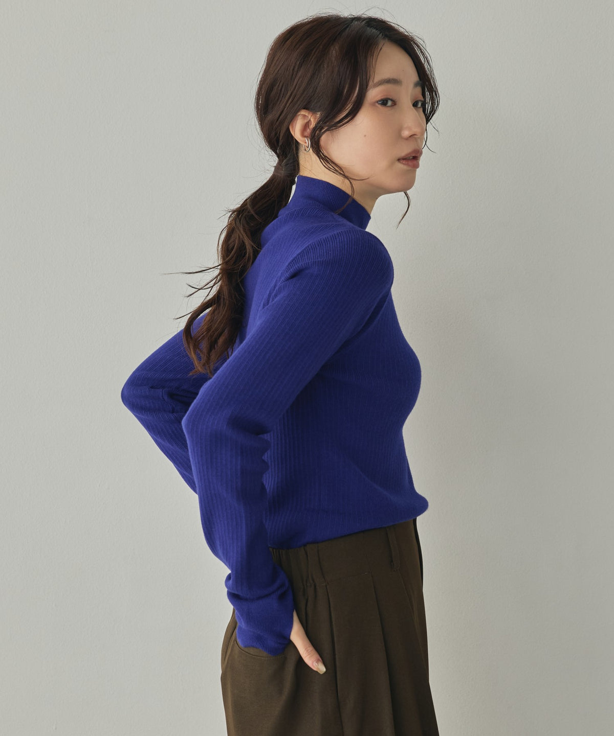 [ANTI-STATIC] YAWAMOCHI YARN THUMB-HOLE HIGH-NECK KNIT