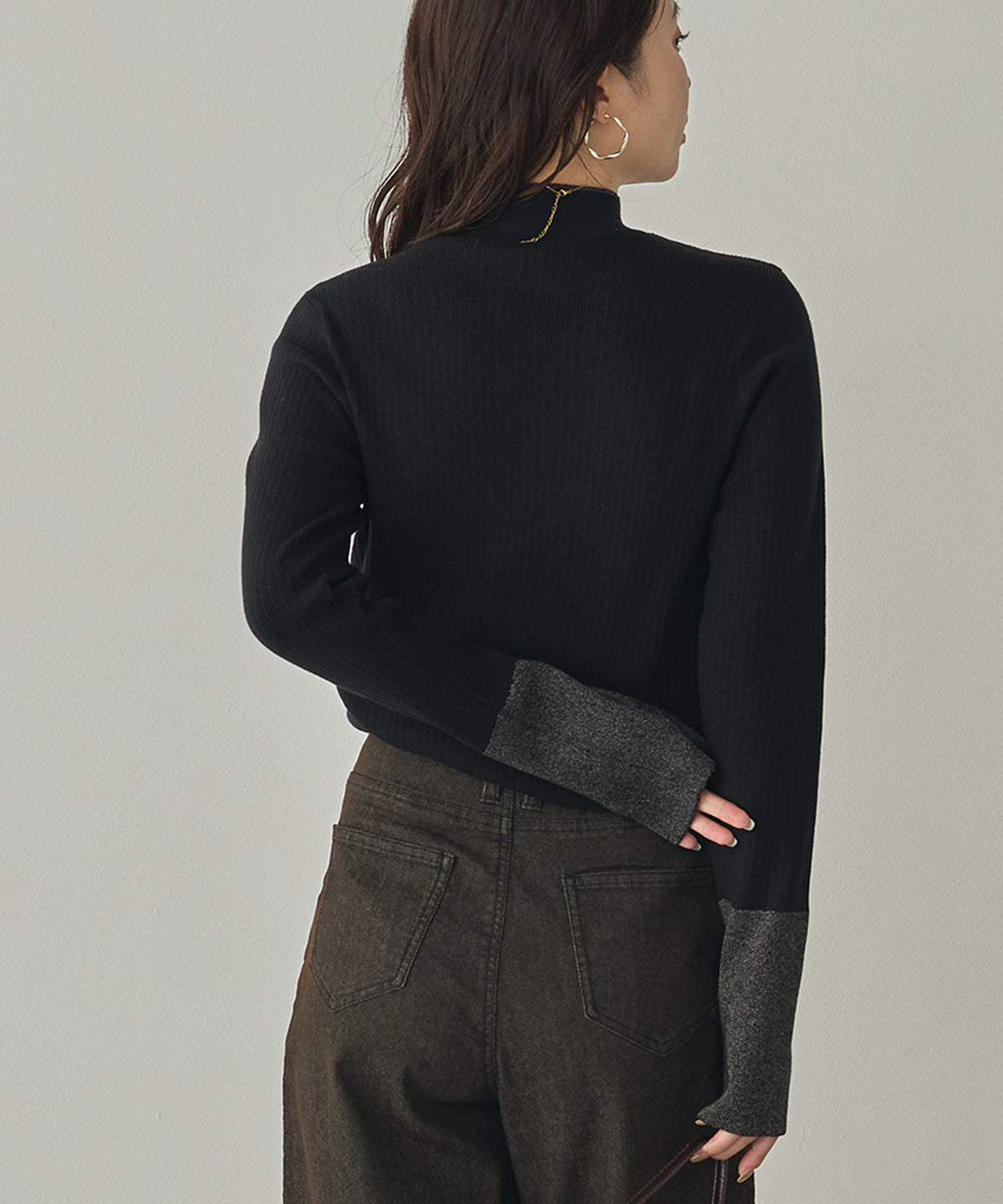 [ANTI-STATIC] YAWAMOCHI YARN RIBBED COLOR-BLOCKED THUMBHOLE HIGH-NECK KNIT