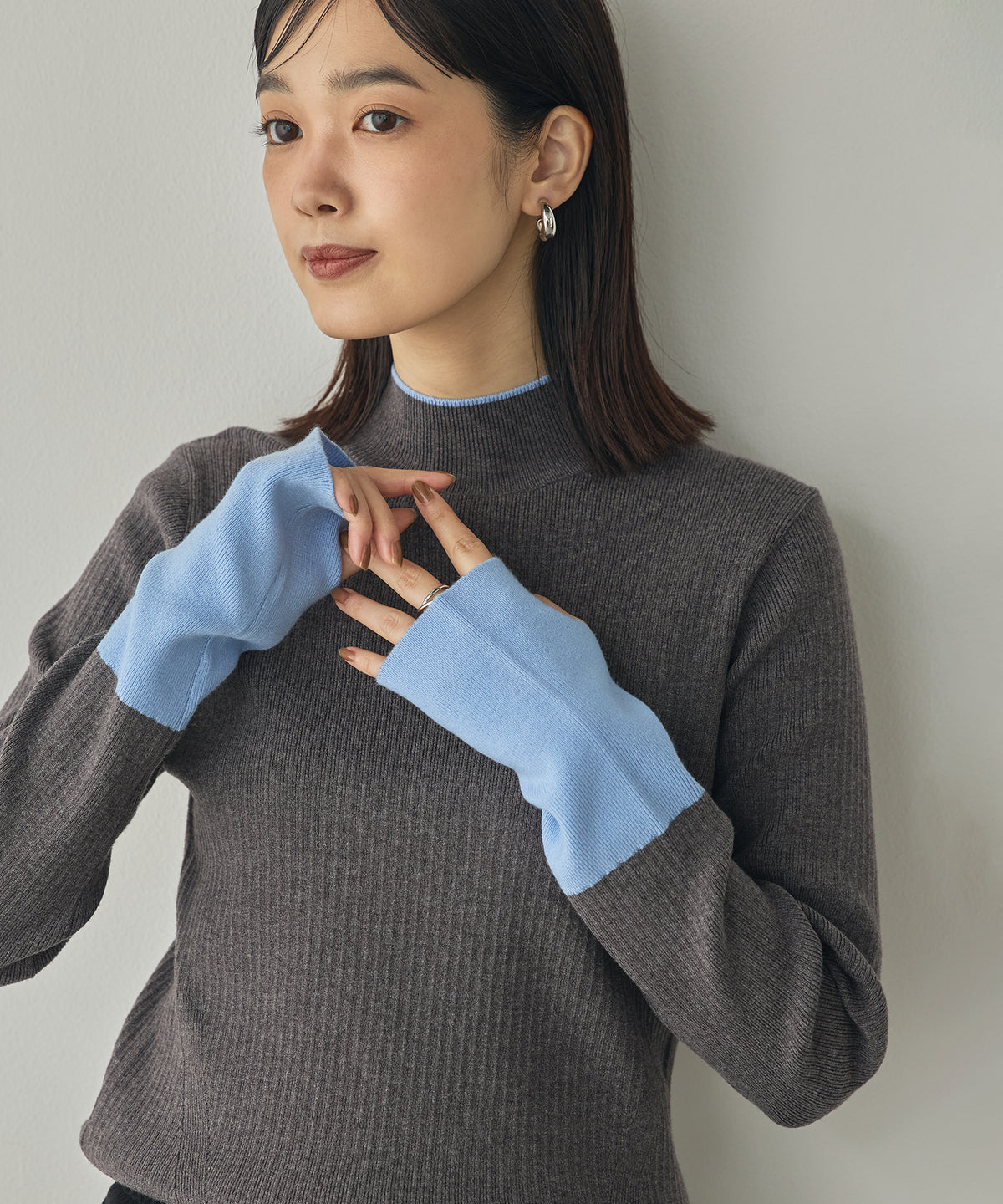 [ANTI-STATIC] YAWAMOCHI YARN RIBBED COLOR-BLOCKED THUMBHOLE HIGH-NECK KNIT