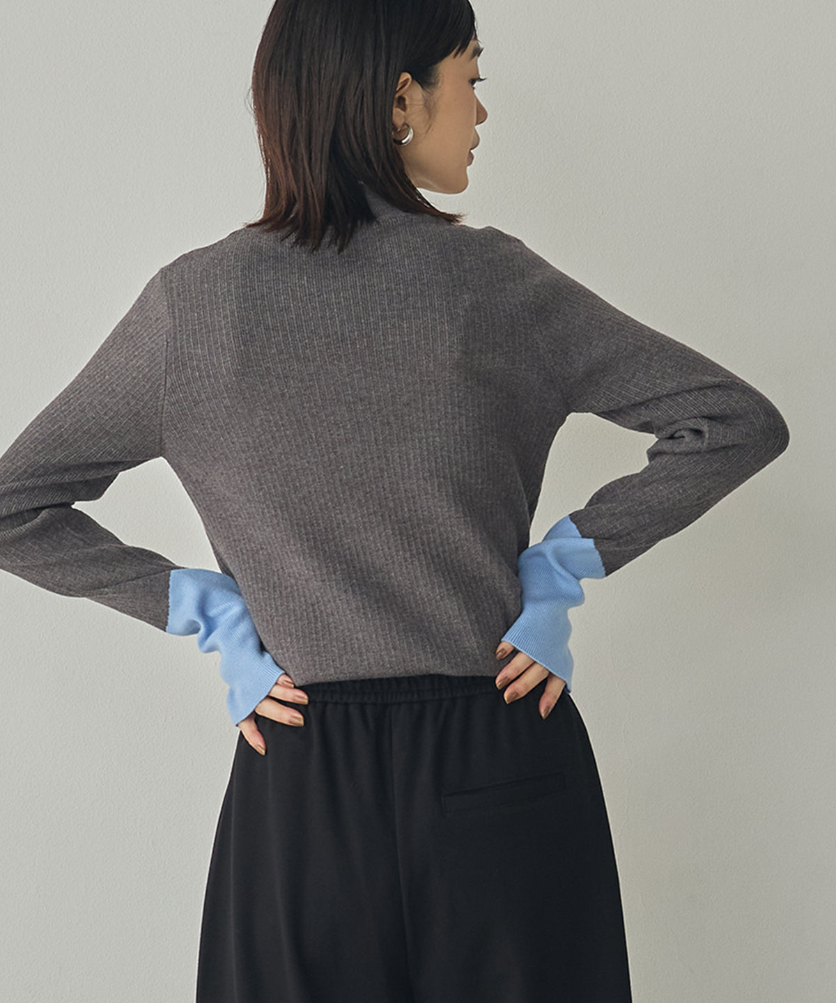 [ANTI-STATIC] YAWAMOCHI YARN RIBBED COLOR-BLOCKED THUMBHOLE HIGH-NECK KNIT