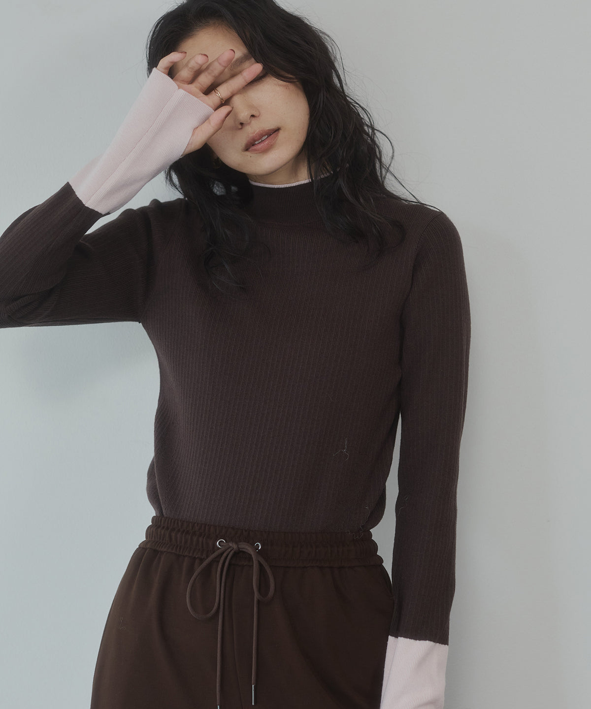 [ANTI-STATIC] YAWAMOCHI YARN RIBBED COLOR-BLOCKED THUMBHOLE HIGH-NECK KNIT