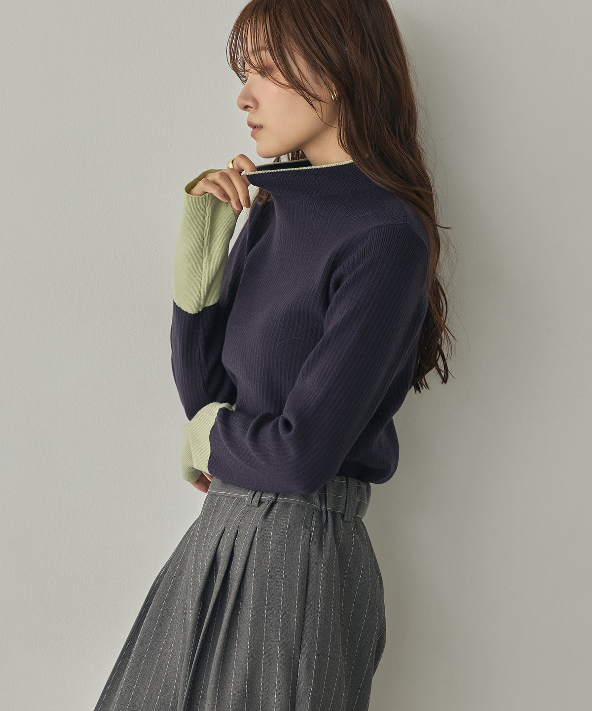 [ANTI-STATIC] YAWAMOCHI YARN RIBBED COLOR-BLOCKED THUMBHOLE HIGH-NECK KNIT