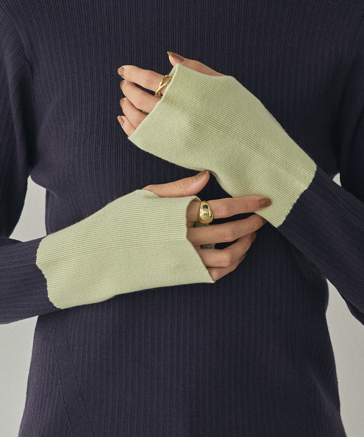 [ANTI-STATIC] YAWAMOCHI YARN RIBBED COLOR-BLOCKED THUMBHOLE HIGH-NECK KNIT