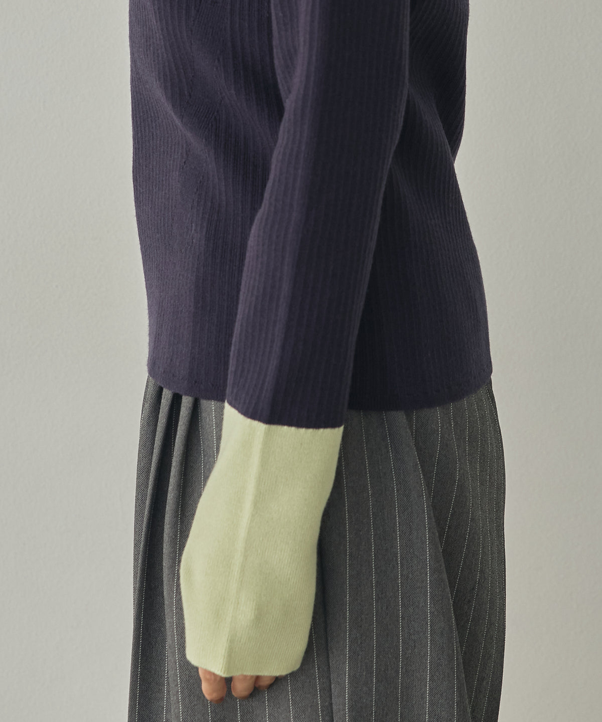 [ANTI-STATIC] YAWAMOCHI YARN RIBBED COLOR-BLOCKED THUMBHOLE HIGH-NECK KNIT