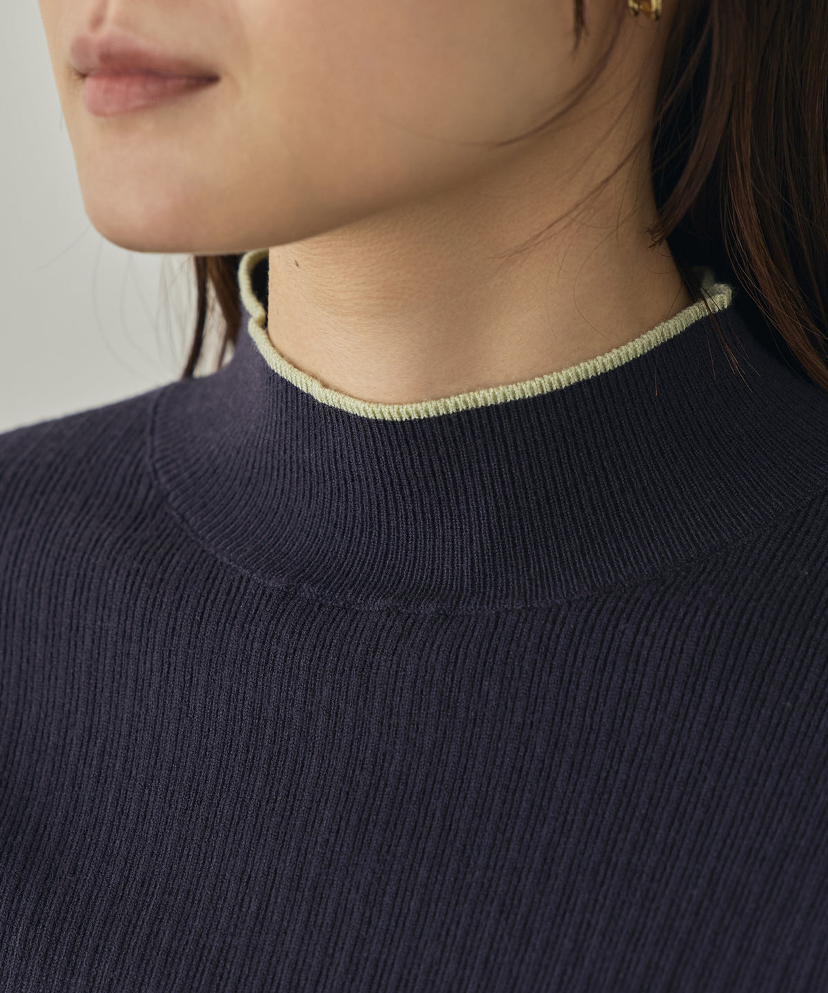 [ANTI-STATIC] YAWAMOCHI YARN RIBBED COLOR-BLOCKED THUMBHOLE HIGH-NECK KNIT