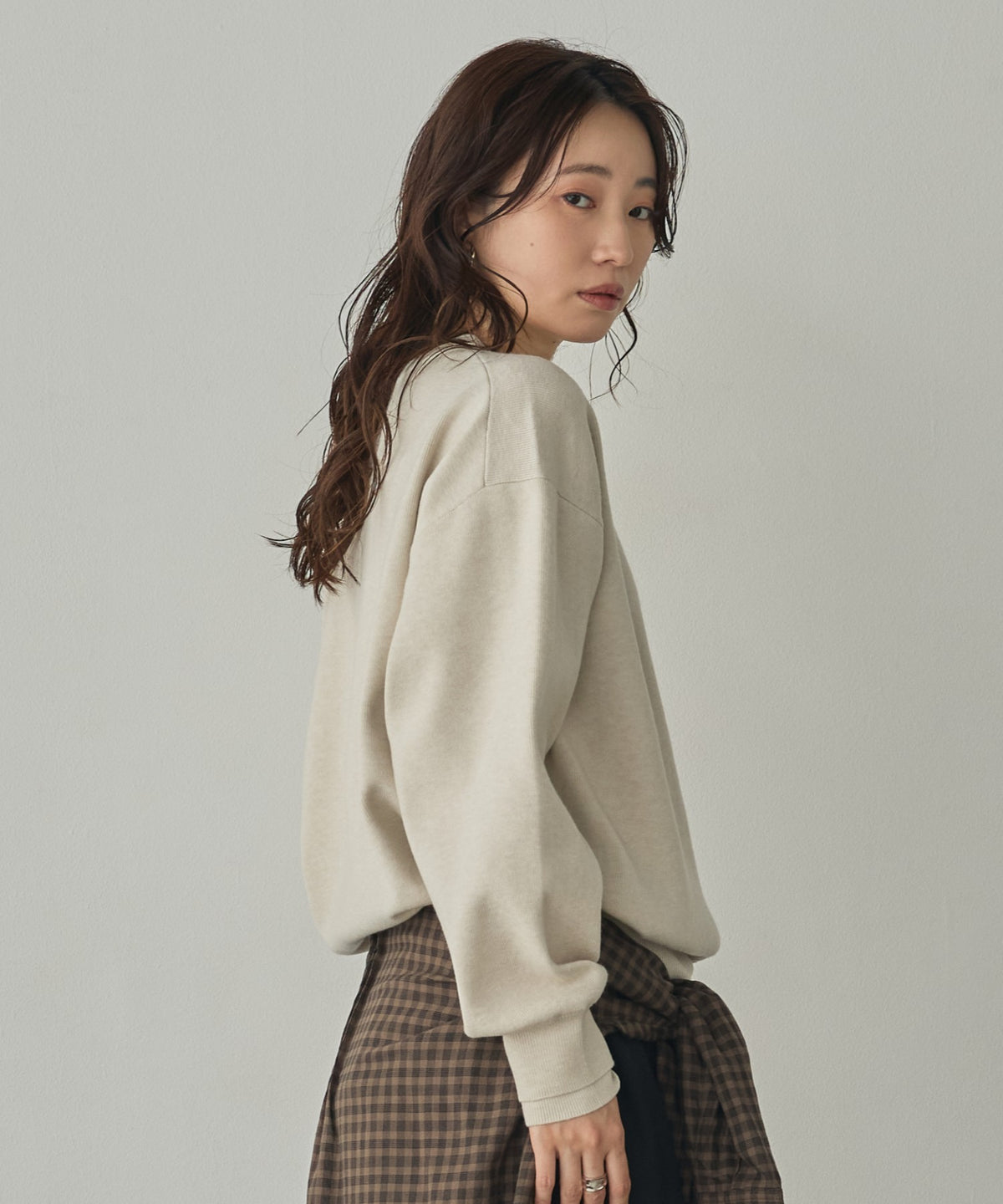 [ANTI-STATIC] YAWAMOCHI YARN CREW-NECK COLOR-BLOCK LAYERED KNIT